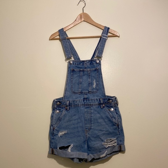 H&M blue denim overalls shorts. Size 4 - Picture 7 of 15